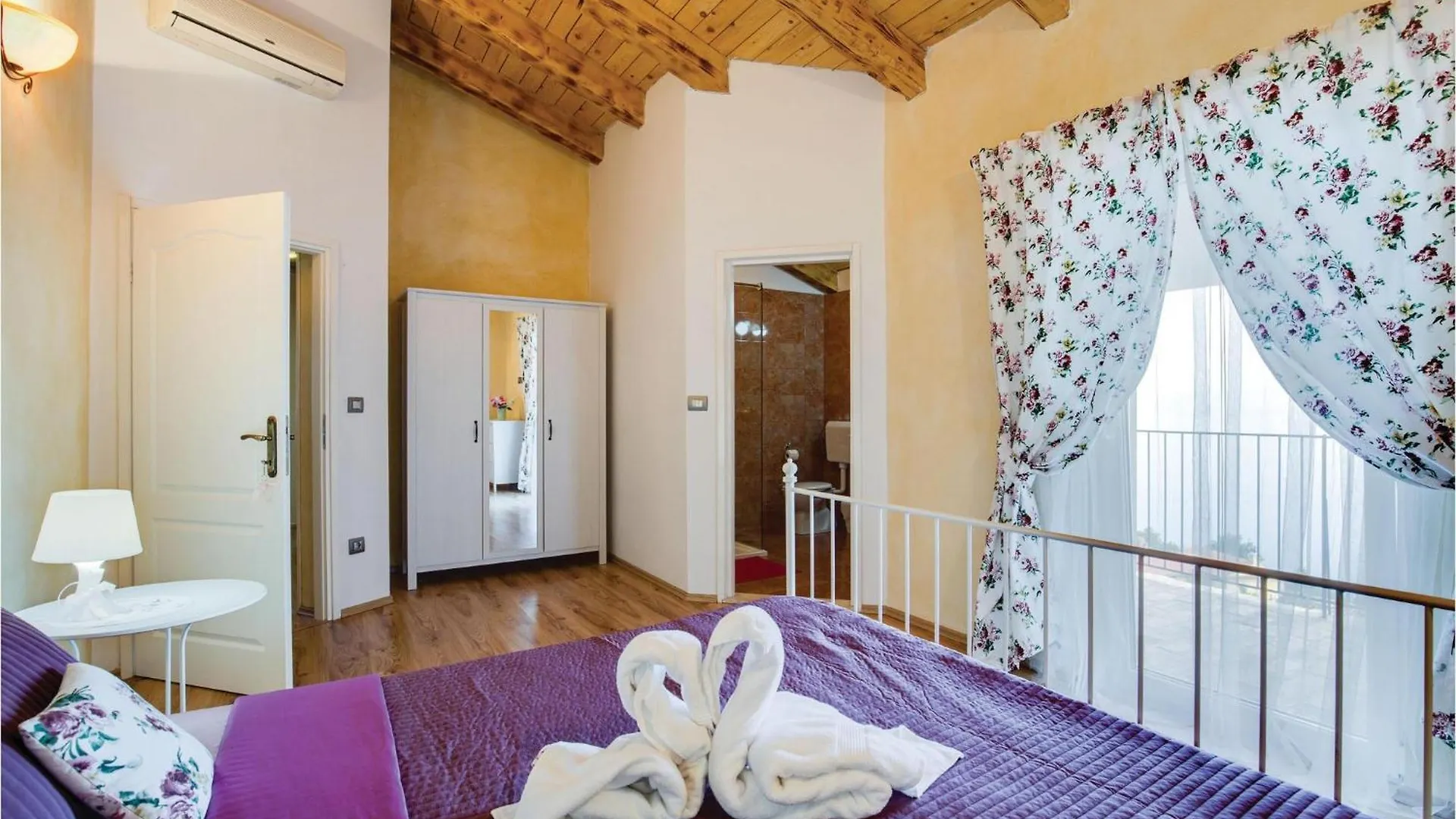 בית נופש Awesome Home In Moscenicka Draga With Wifi